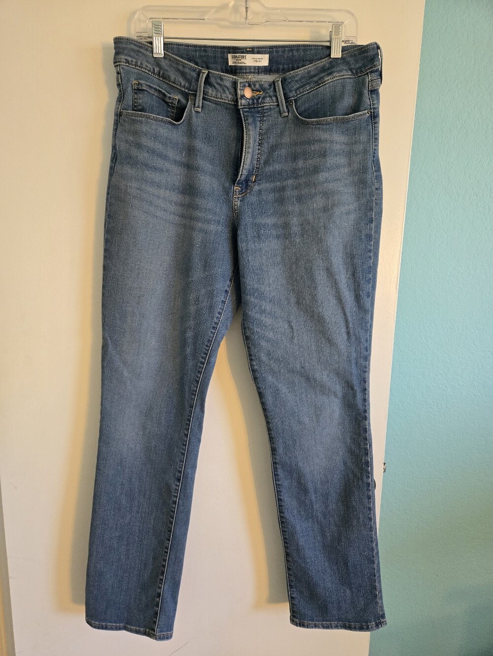 Levi Straus Women's Totally Shaping Straight Jeans Size 12